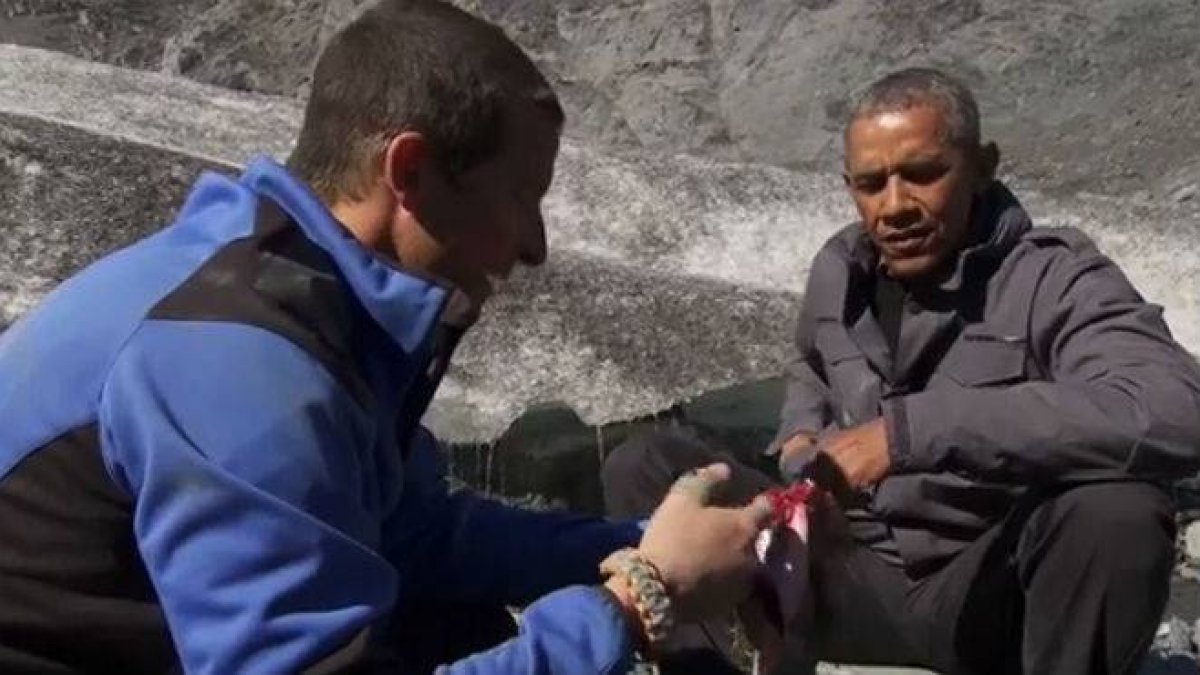 Obama y Grylls comen salmón en Alaska.-NBC