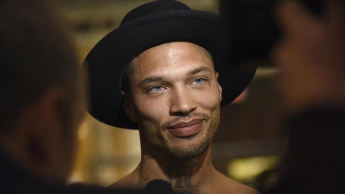 Jeremy Meeks en el 'backstage' del desfile de Philipp Plein, en la pasarela de Nueva York, el 13 de febrero del 2017.-AP / DIANNE BONDAREFF