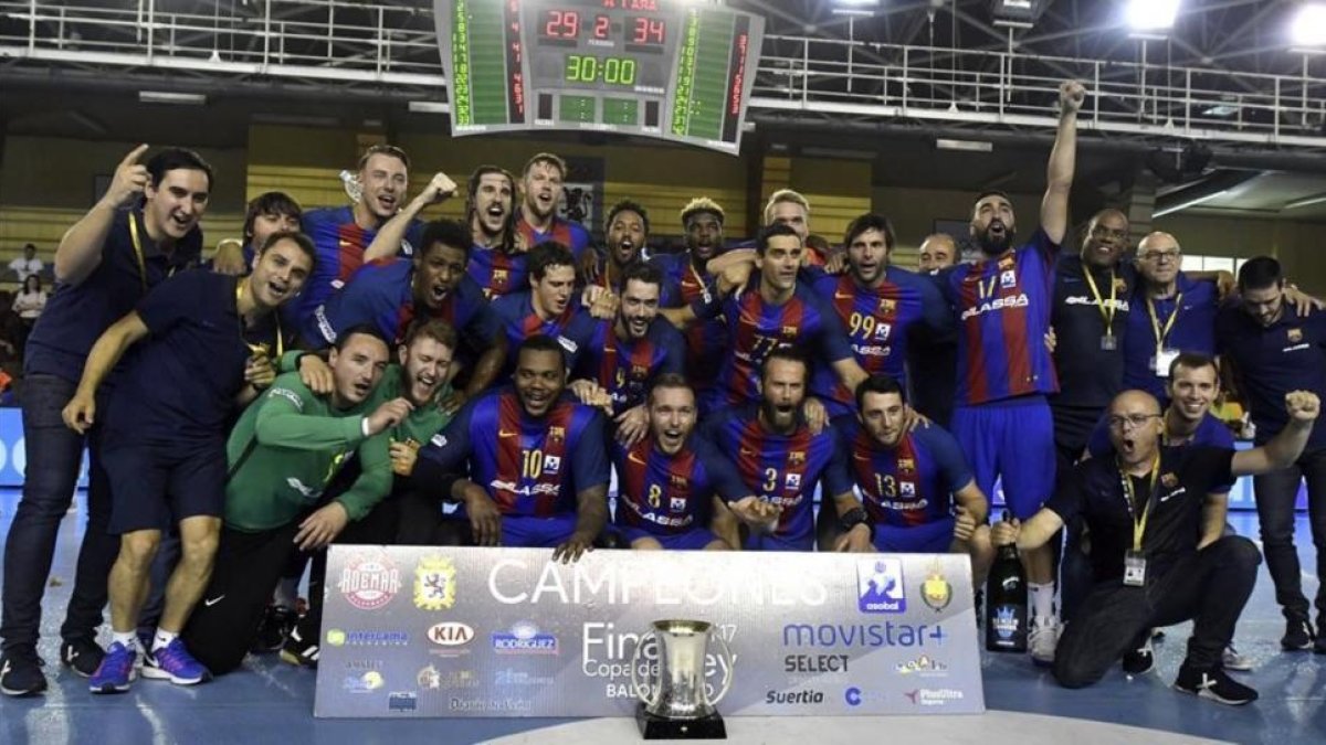 Los jugadores del Barcelona Lassa, con la Copa del Rey de balonmano tras iderrotar en la final al Naturhouse-EFE / J. CASARES