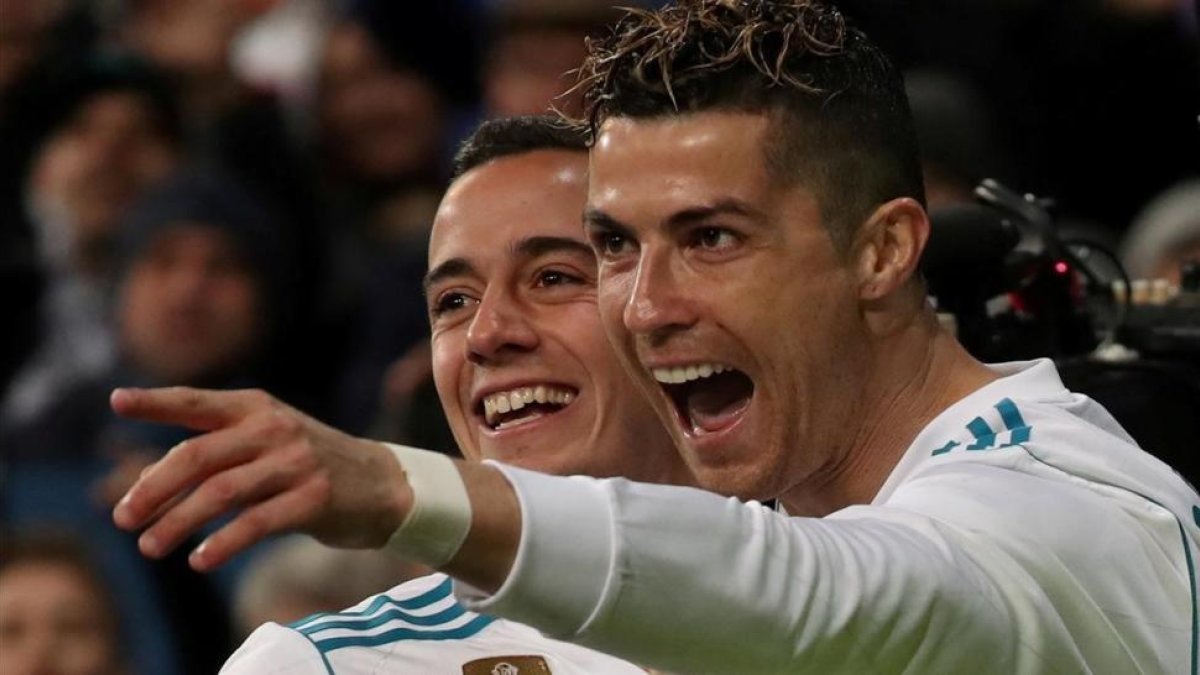 Cristiano Ronaldo celebra un gol junto a Lucas Vázquez.-REUTERS