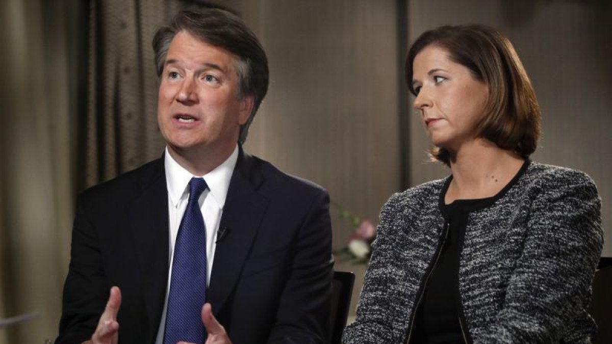 El juez Brett Kavanaugh, junto a su esposa Ashley Estes Kavanaugh, durante una entrevista con la cadena Fox.-JACQUELYN MARTIN (AP)