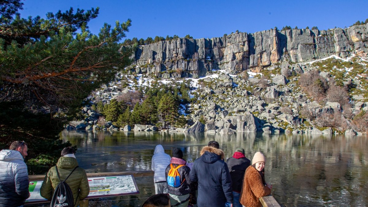 La Laguna Negra de Urbión, uno de los puntos más turísticos de esta Semana Santa, en una imagen de archivo. MARIO TEJEDOR (3)