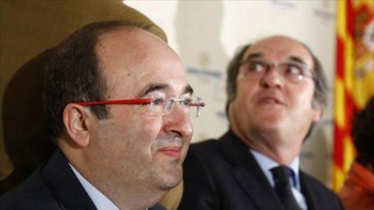 Miquel Iceta (izquierda), junto a Ángel Gabilondo, en el Fórum Europa.-AGUSTÍN CATALÁN