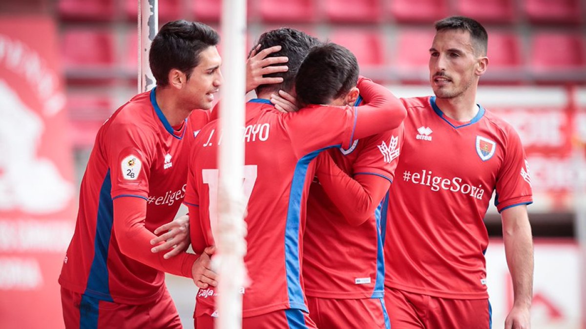 Los jugadores del Numancia se abrazan tras el primer gol obra de Tamayo ante el Covadonga. GONZALO MONTESEGURO