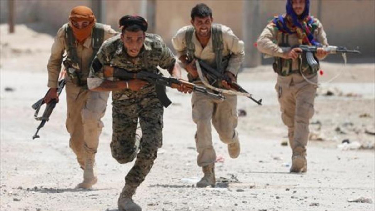 Milicianos kurdos en una calle de Raqqa.-REUTERS / GORAN TOMASEVIC