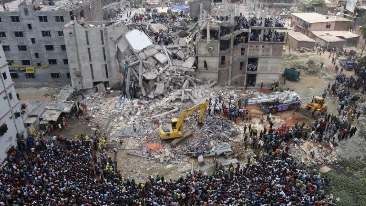 Aspecto de cómo quedó el edificio de la fábrica téxtil Rana Plaza.-EFE / ABIR ABDULLAH