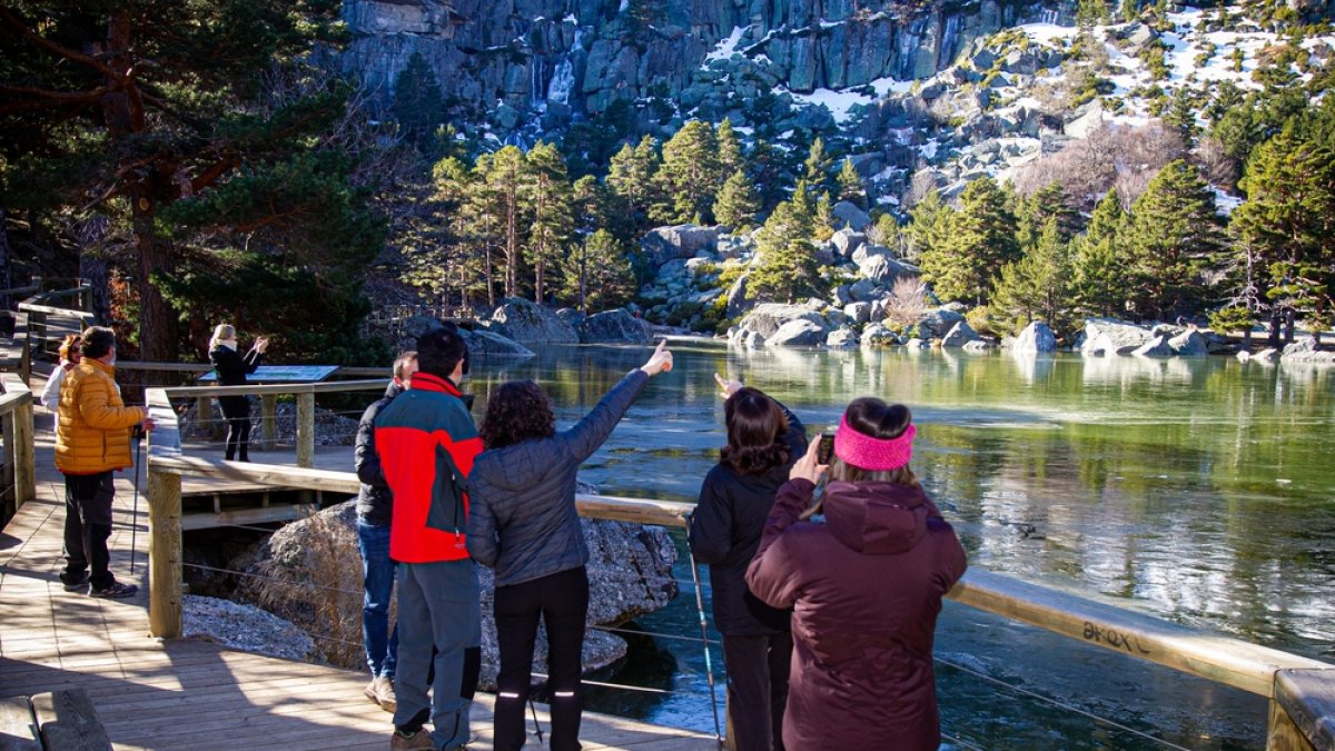 Visitantes en la Laguna Negra de Soria. MARIO TEJEDOR