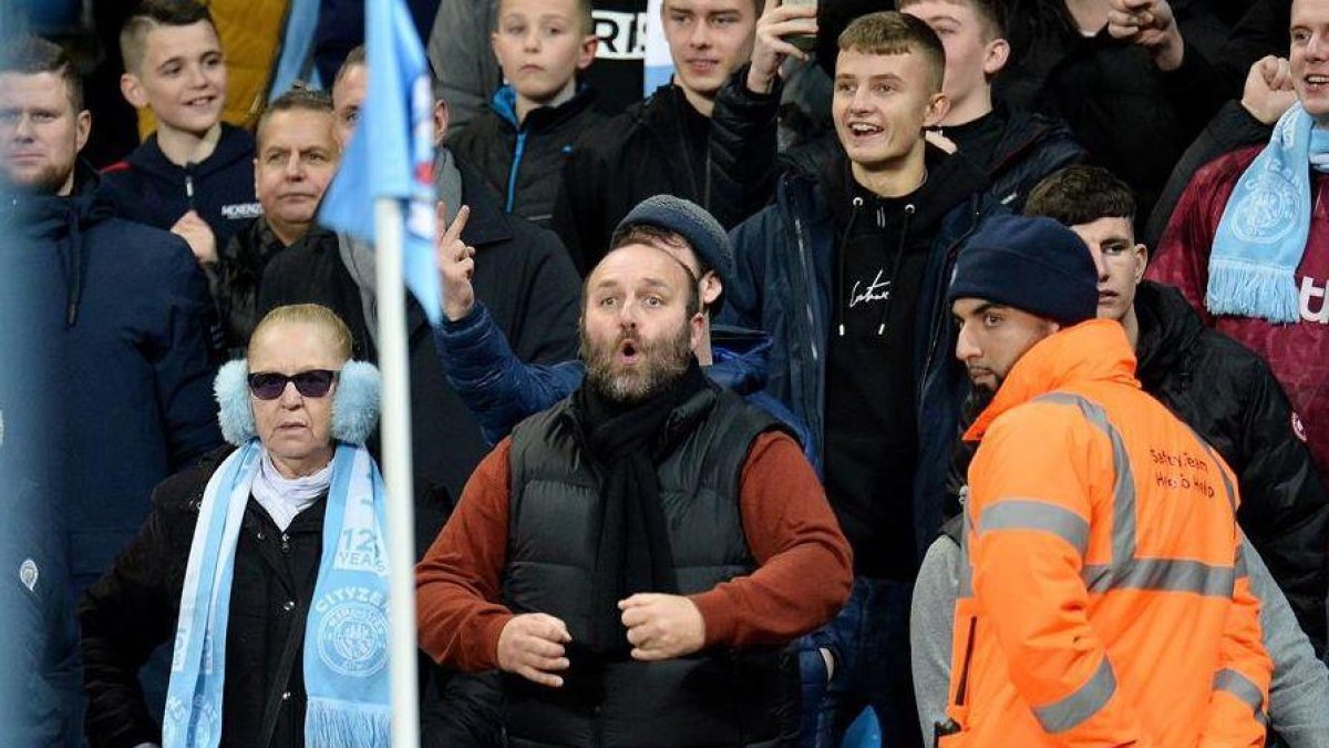 Algunos aficionados hicieron gestos de simio para insultar a los jugadores del United.-EFE