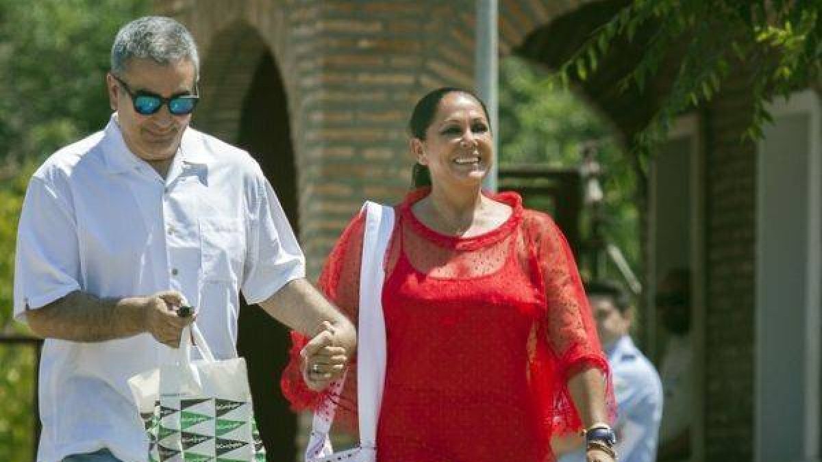 Isabel Pantoja, hace cuatro días, cuando salió de la cárcel, en su primer permiso penitenciario.-Foto: GOGO LOBATO / AFP