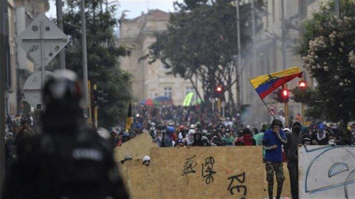 Barricadas en las calles de Colombia durante protestas sociales.-AFP