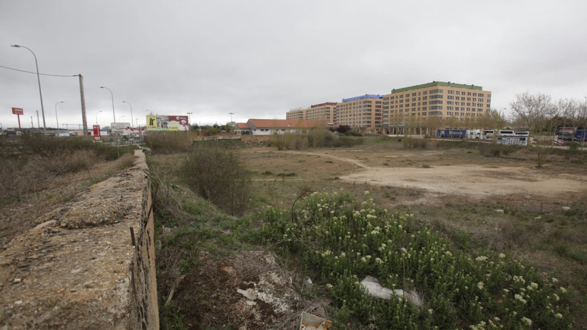 Parcela donde se ubicará Mercadona en la avenida de Valladolid. MARIO TEJEDOR