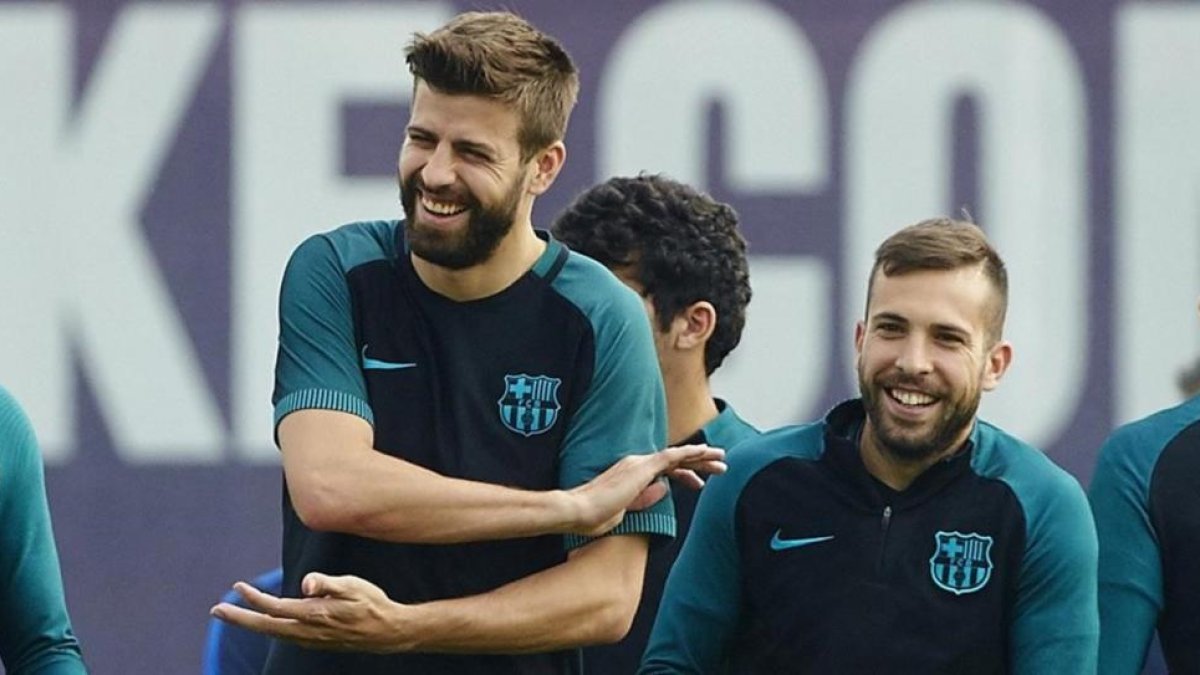 Gerard Piqué se ríe en el entrenamiento del Barça.-ALEJANDRO GARCIA
