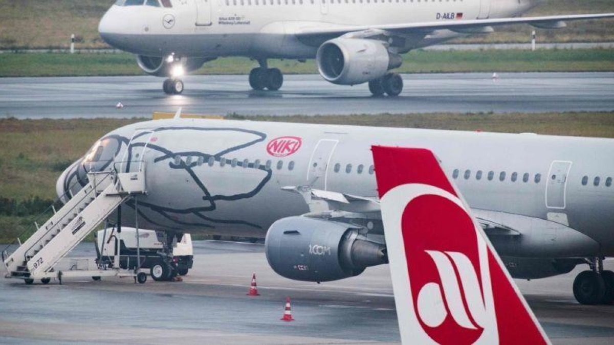 Avión de la aerolínea Niki en el aeropuerto de Düsseldorf.-MARCEL KUSCH