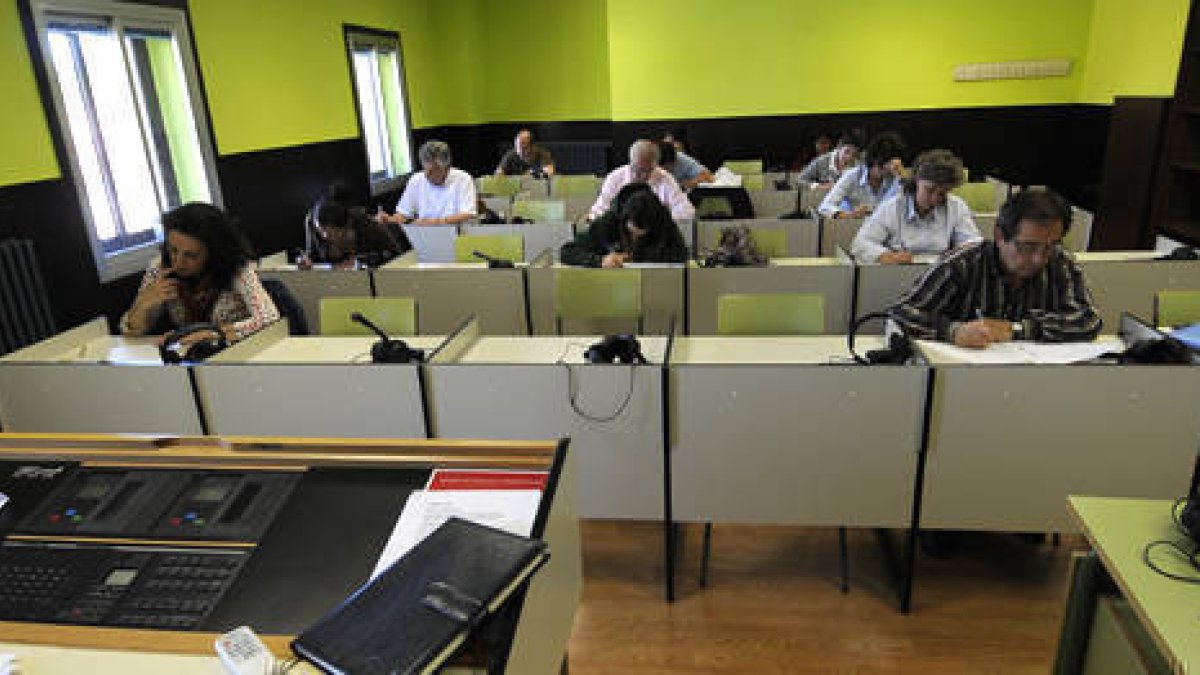 Alumnos en una de las clases de la Escuela Oficial de Idiomas. / ÚRSULA SIERRA-