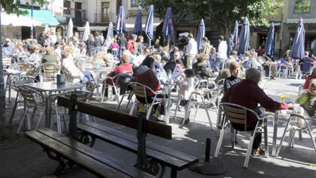 Terraza en la plaza de Herradores, en una imagen de archivo. / ÁLVARO MARTÍNEZ-