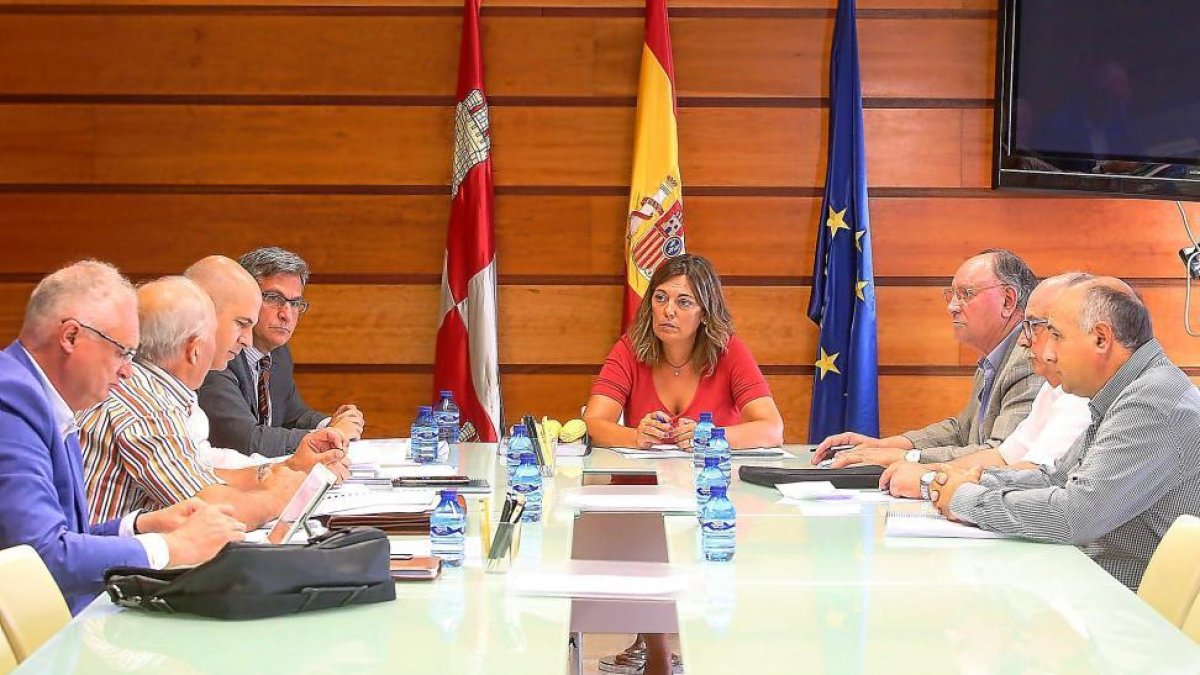 La consejera de Agricultura se reúne con representantes de la Asociación de regantes de la cuenca del Duero, Ferduero, en Valladolid.-ICAL