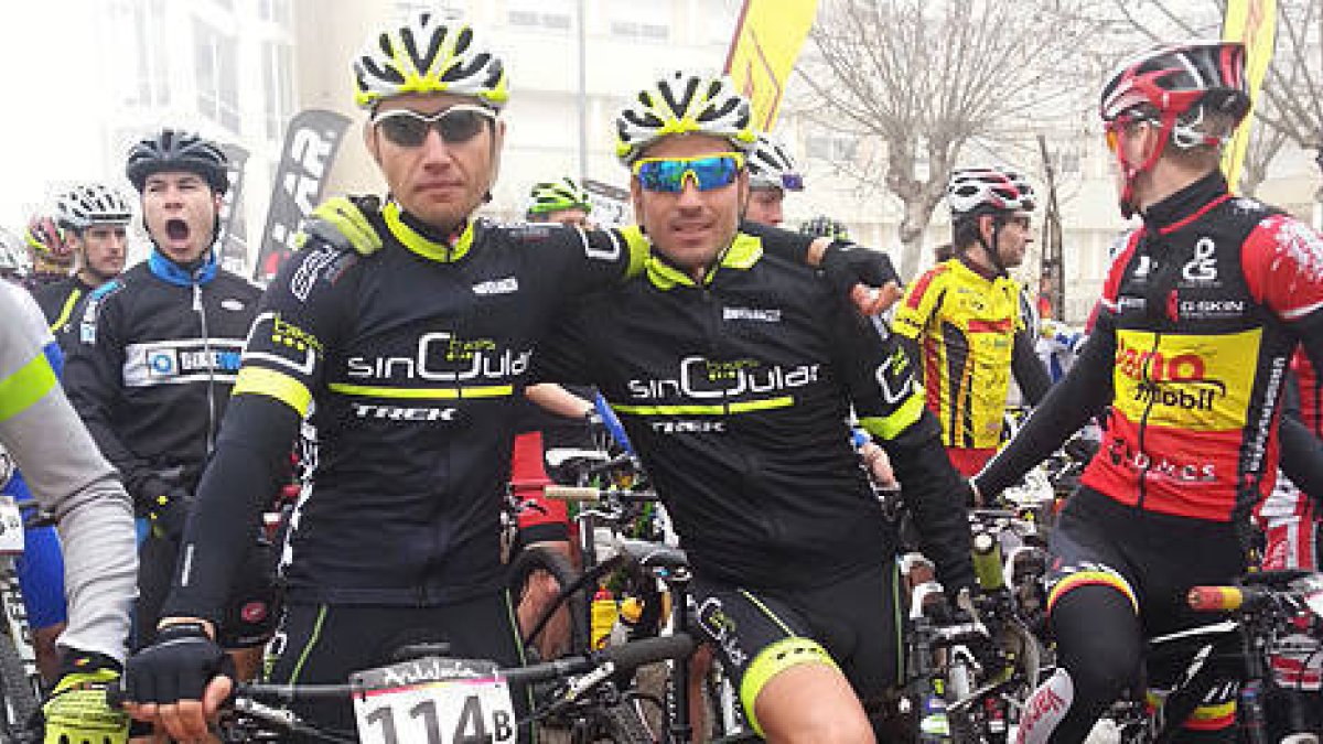 José Luis Gómez, a la derecha, junto con su compañero de equipo Óscar Santander. -