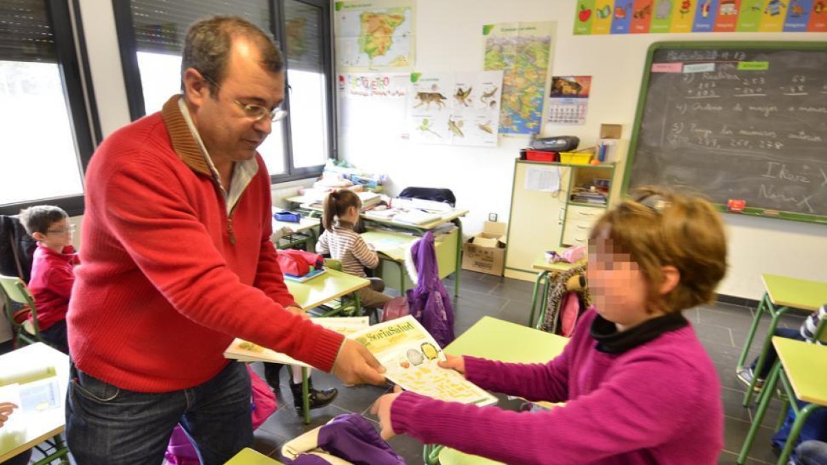 Un docente en el colegio de Golmayo, el que más crecerá en plazas al año que viene, en una imagen de archivo.-ÁLVARO MARTÍNEZ