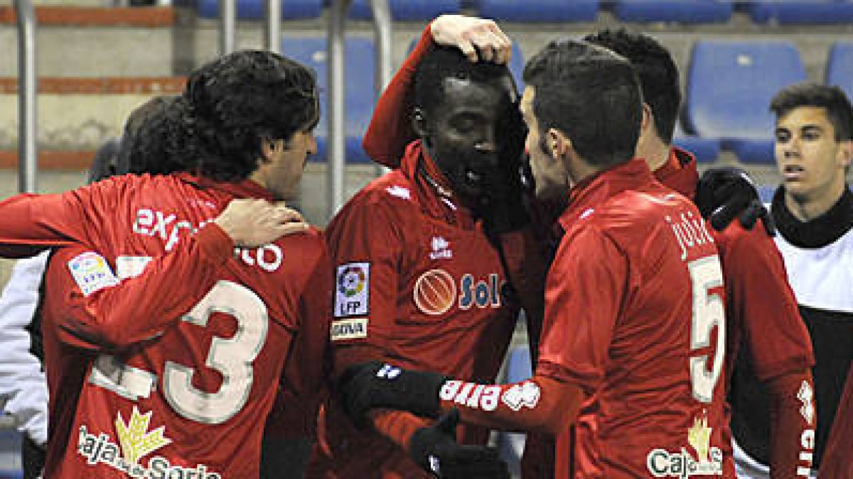 Los jugadores del Numancia celebran el gol de Sunny ante el Córdoba. / V. Guisande-