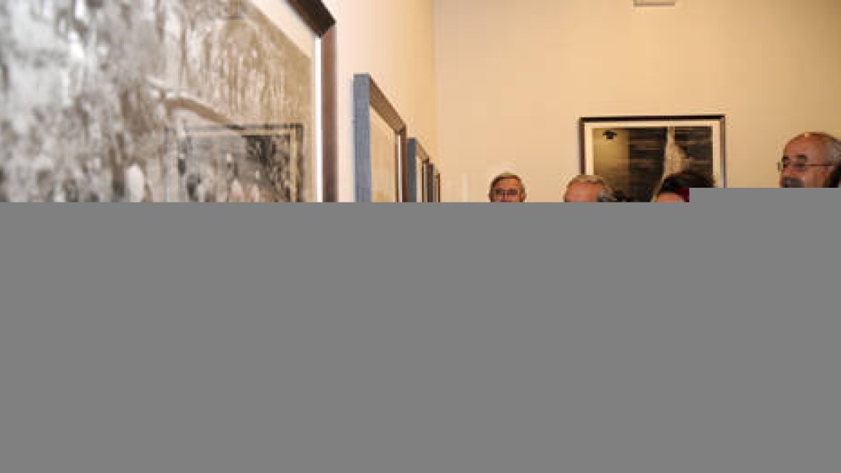De izquierda a derecha Publio López, Jesús Bárez y Ángeles Albert en el acto inaugural de la exposición de Santos Yubero. / ÚRSULA SIERRA-