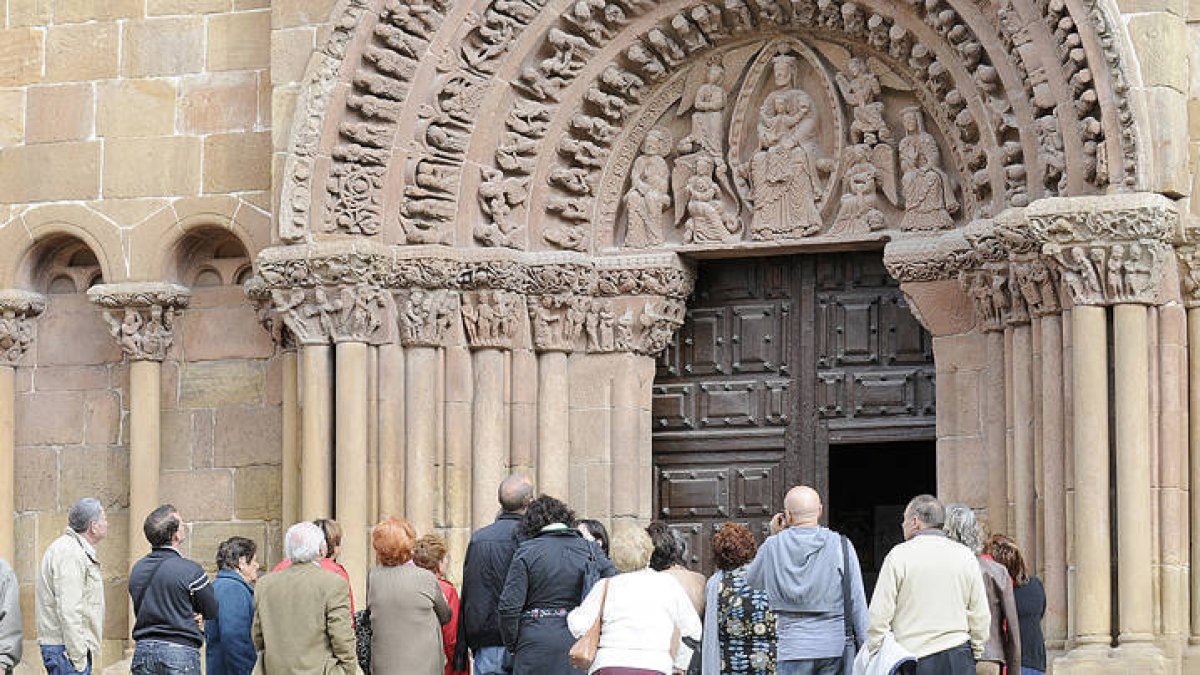 Turistas en la iglesia de Santo Domingo. / VALENTÍN GUISANDE-