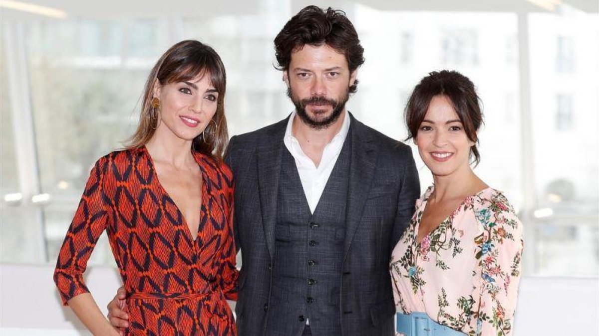 Los actores Irene Arcos, Álvaro Morte y Verónica Sanchez, en la presentación en Cannes de la serie de Movistar+ El embarcadero.-EL PERIÓDICO