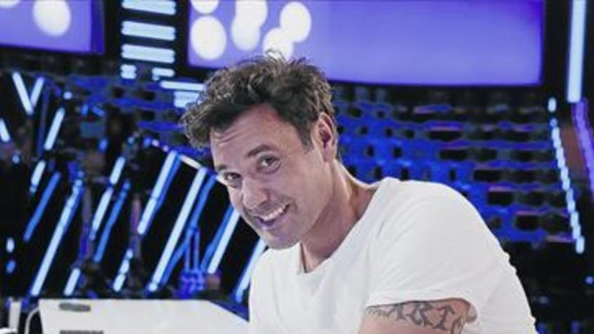 DIVERTIDO. Miquel Fernández bromea con el artilugio con el que vota el público en el plató.-RICARD CUGAT