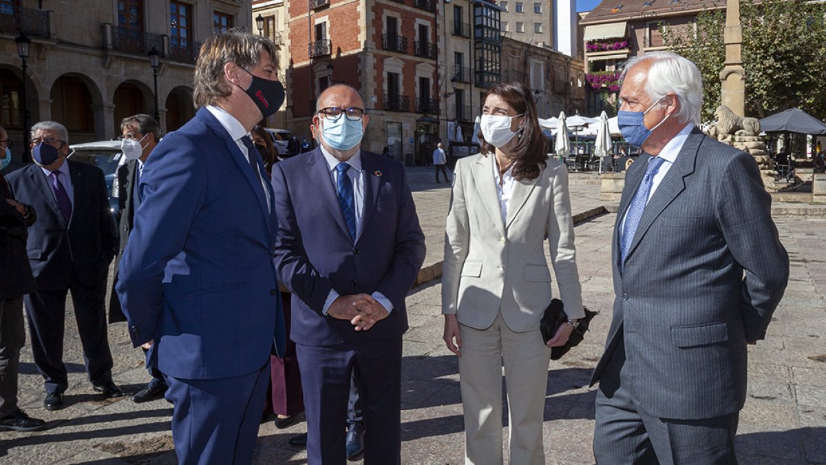 El alcalde de Soria, Carlos Martínez, el subdelegado, Miguel Latorre, la ministra de Justicia, Pilar Llop, y el presidente del TSJCyL, José Luis Concepción. MARIO TEJEDOR