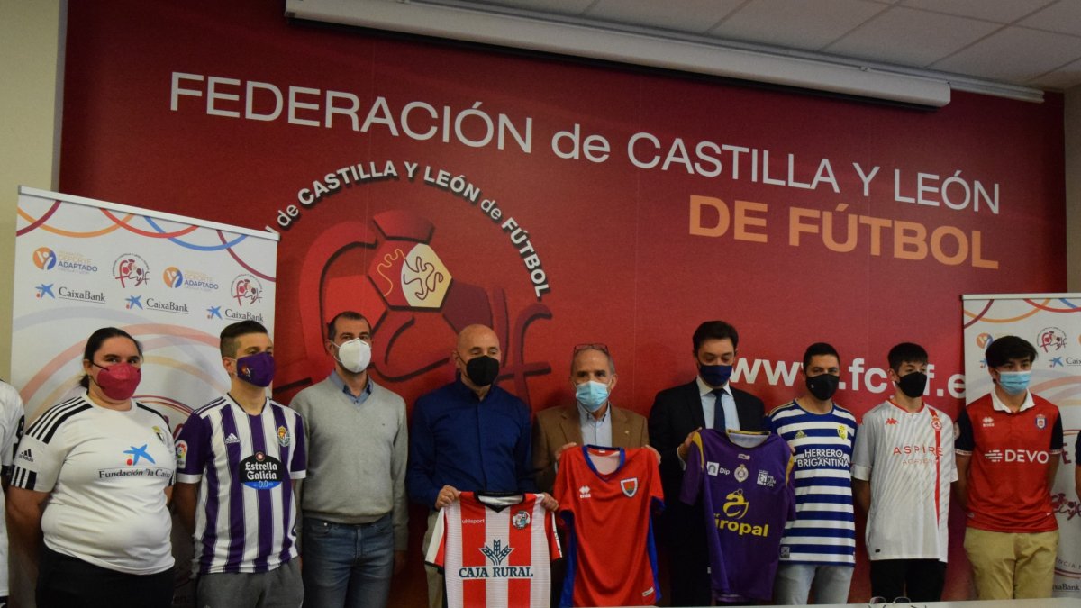 Algunos de los participantes con todas las camisetas de los equipos de Castilla y León en + QUE GOLES. FCYLF