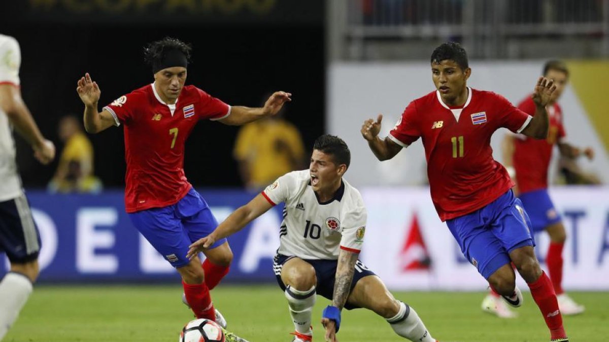 James disputa el balón a Bolaños y Venegasen el encuentro entre Colombia y Costa Rica por el grupo A de la Copa América Centenario.-EFE / AARON M. SPRECHER