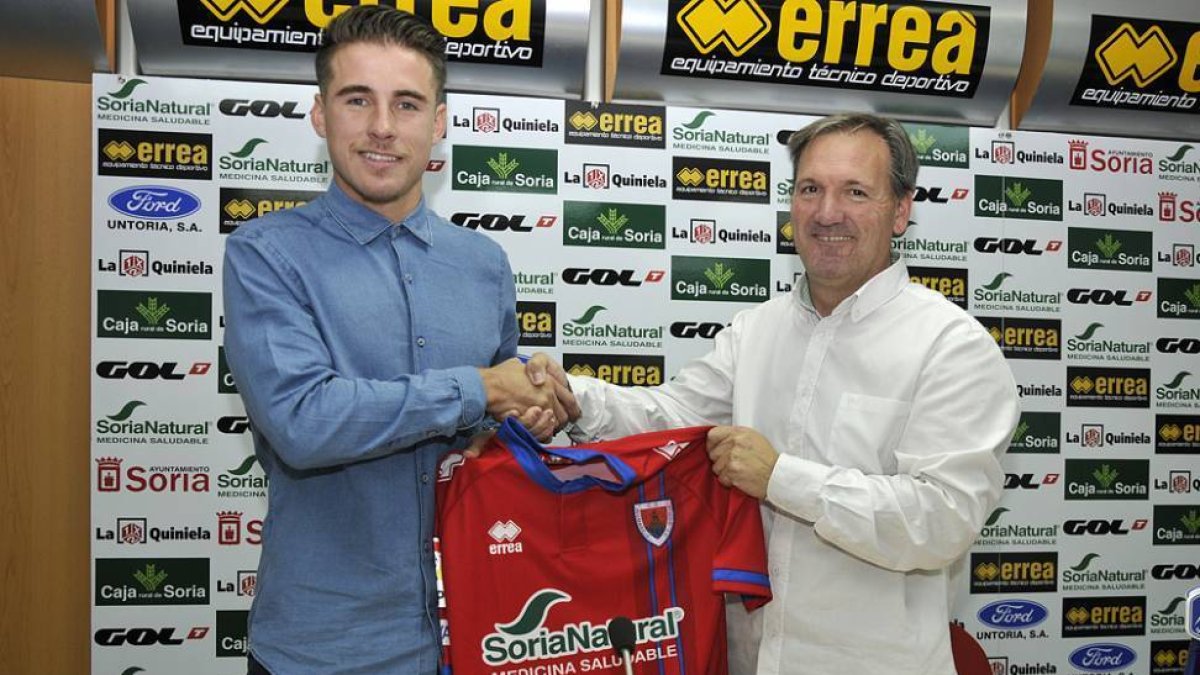 Dani Aquino durante su presentación como nuevo jugador rojillo.-VALENTÍN GUISANDE