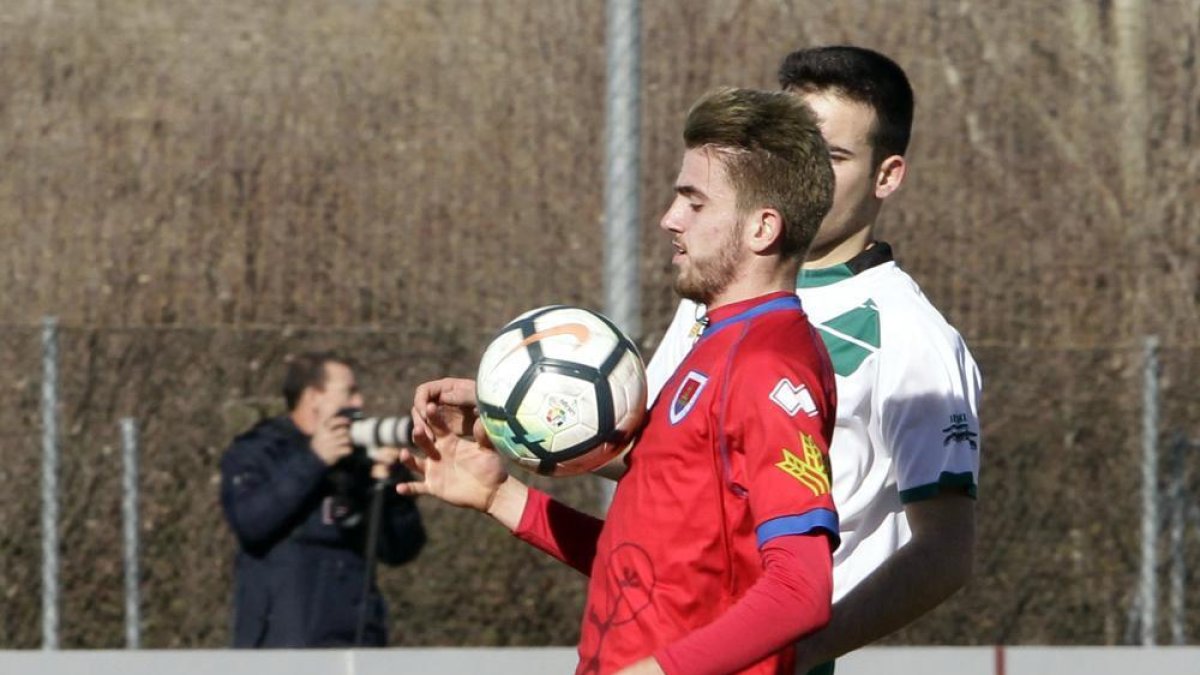 Javier Vidorreta protege el balón durante el partido del juvenil el pasado domingo ante el Pamplona.-LUIS ÁNGEL TEJEDOR