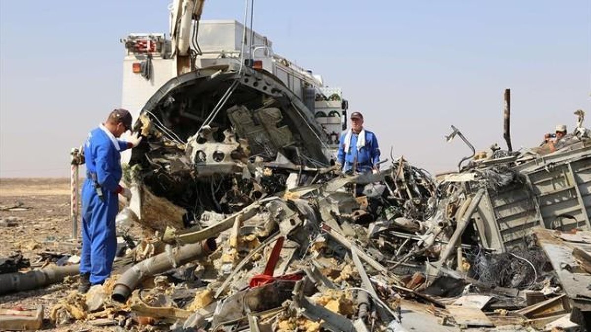 Personal ruso inspecciona los restos del avión siniestrado en el Sinaí egipcio, el 2 de noviembre.-AFP