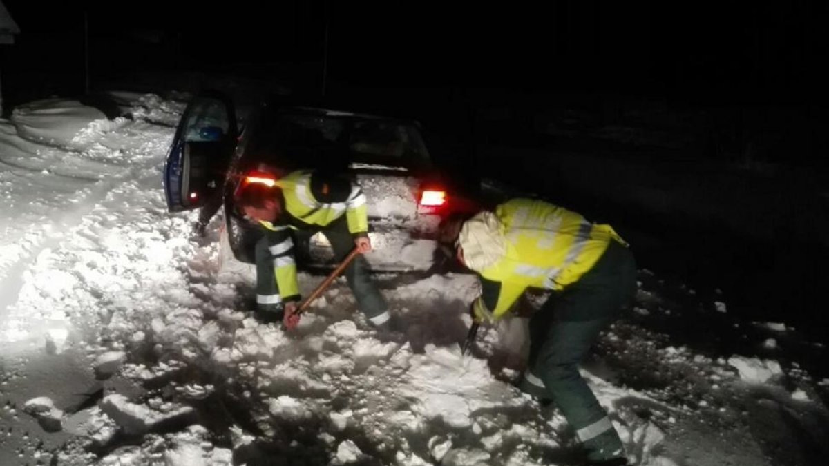 La Guardia Civi durante las labores de rescate de los vehículos en Oncala.-GUARDIA CIVIL