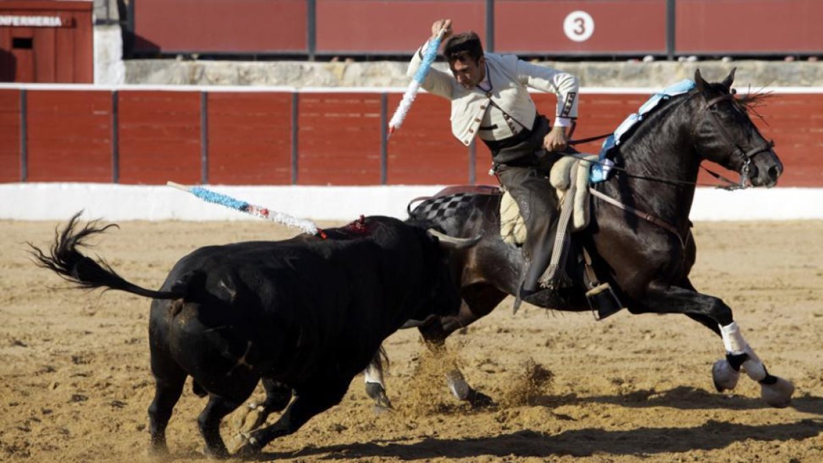 Un momento de la corrida de ayer en El Burgo de Osma.-DIEGO MAYOR