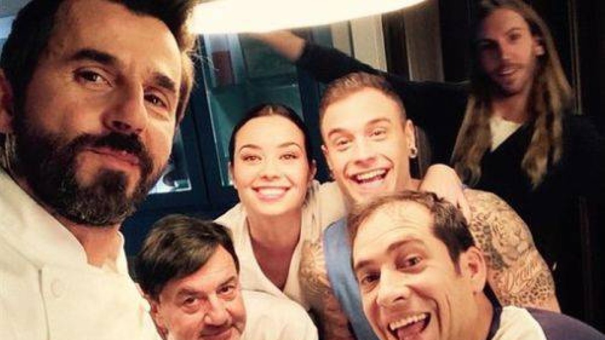 Foto de Instagram de la actriz Dafne Fernández, con sus compañeros de 'Chiringuito de Pepe'.-Foto: EL PERIÓDICO