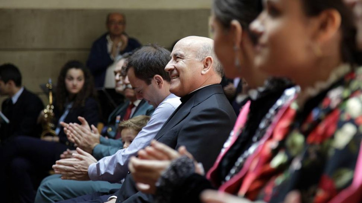 Vicente Jiménez Zamora recibe sonriente el aplauso de su paisanos.-DIEGO MAYOR