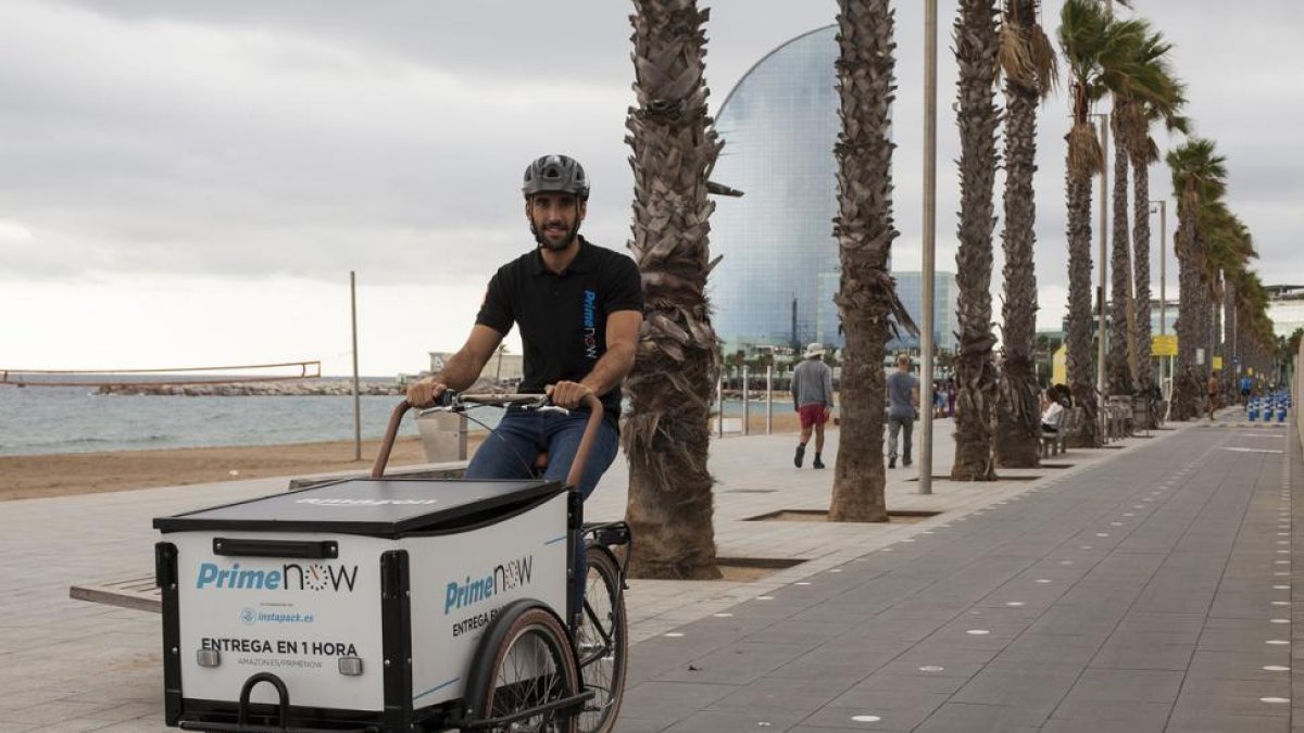 Un repartidor de Amazon Prime Now en Barcelona.-EL PERIÓDICO