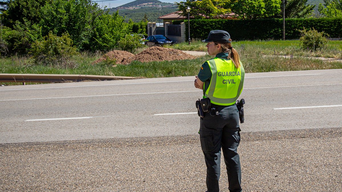 Una agente de la Guardia Civil.-M TEJEDOR