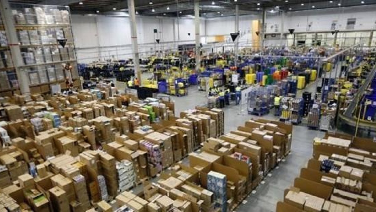 El centro de Amazon en San Fernando de Henares, Madrid.-JUAN MANUEL PRATS