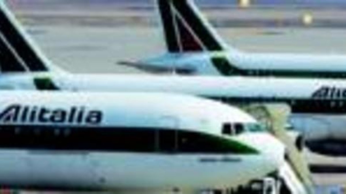 Aviones de Alitalia en el aeropuerto milanés de Malpensa, el jueves.-GIUSEPPE CACCACE