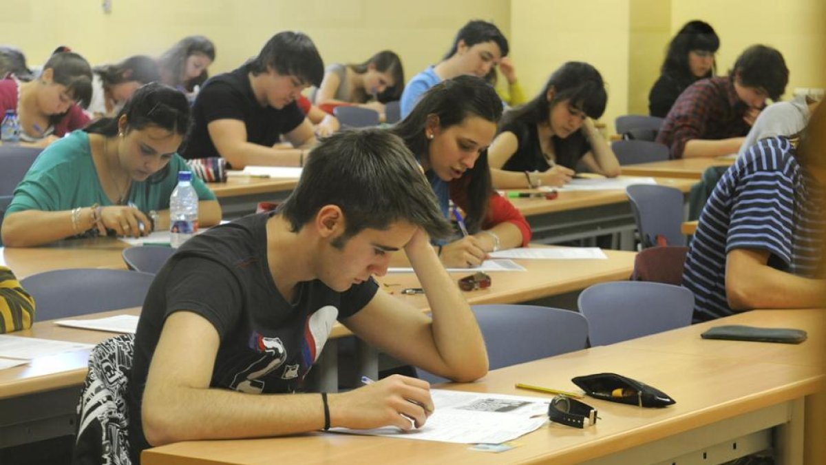 Estudiantes en la prueba de selectividad de un curso previo.-VALENTÍN GUISANDE