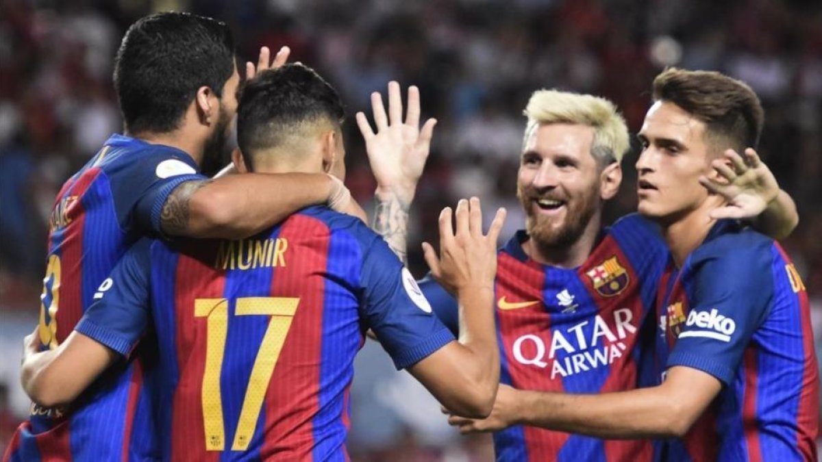 Suárez, Messi y Denis felicitan a Munir después del segundo gol del Barça en Sevilla.-EFE / RAÚL CARO