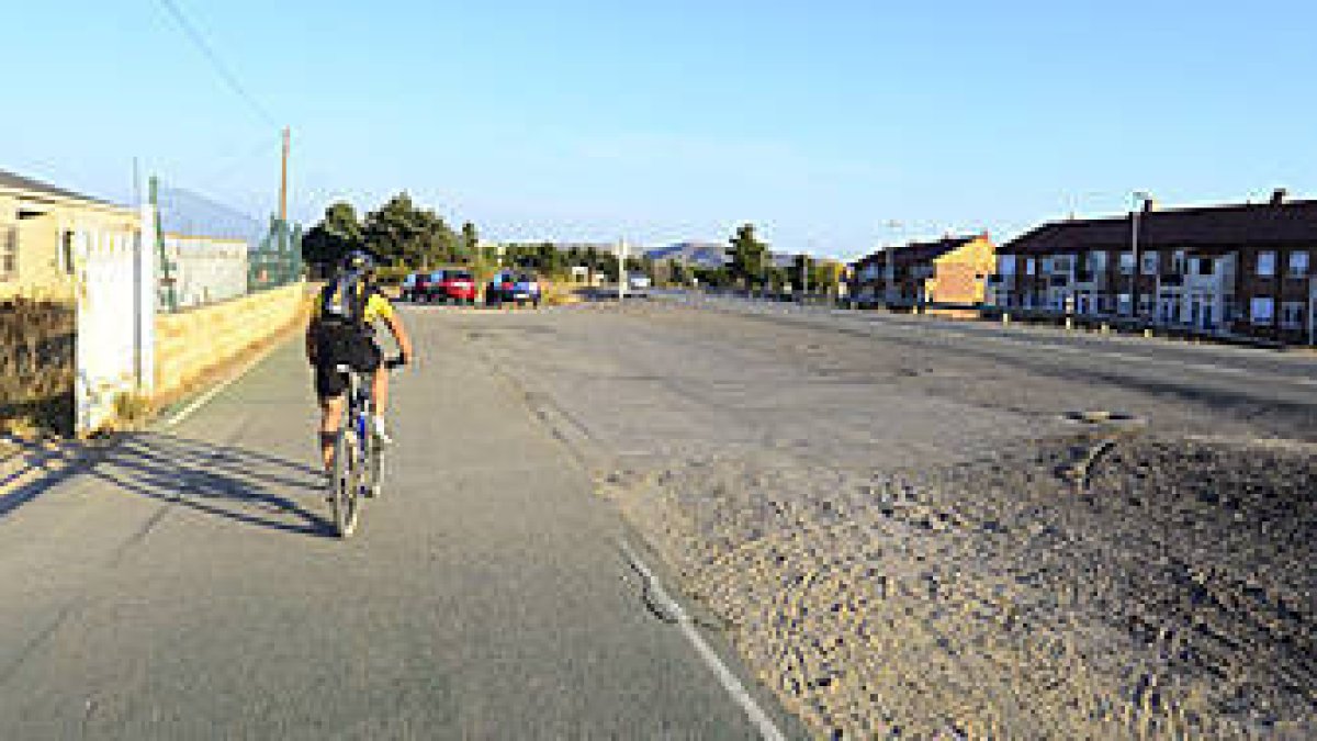 El estado actual de la carretera que da acceso a la Ciudad Deportiva del Numancia. / ÁLVARO MARTÍNEZ-