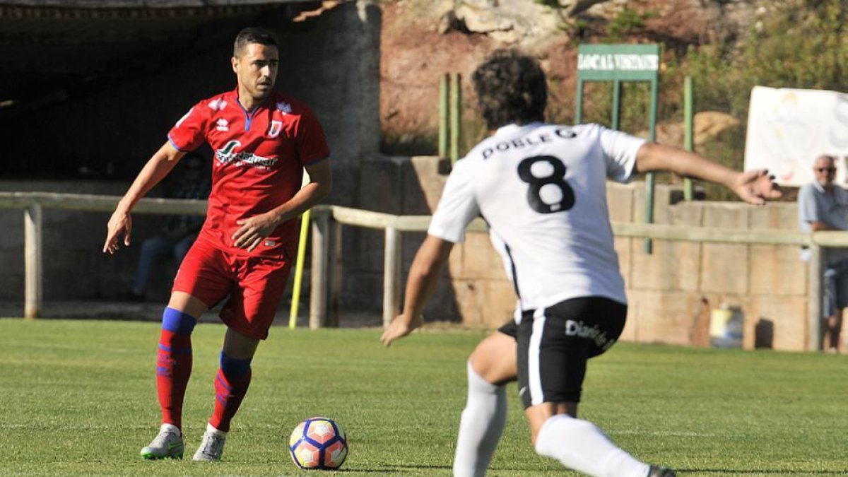 Regalón en un lance del encuentro del pasado sábado entre el Numancia y el Burgos en Navaleno.-Diego Mayor