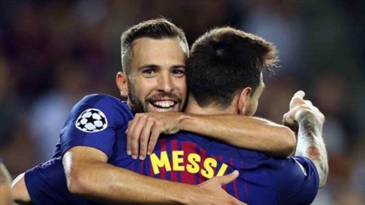Jordi Alba es felicitado por Messi después de que le diera una asistencia de gol.-EFE / TONI ALBIR