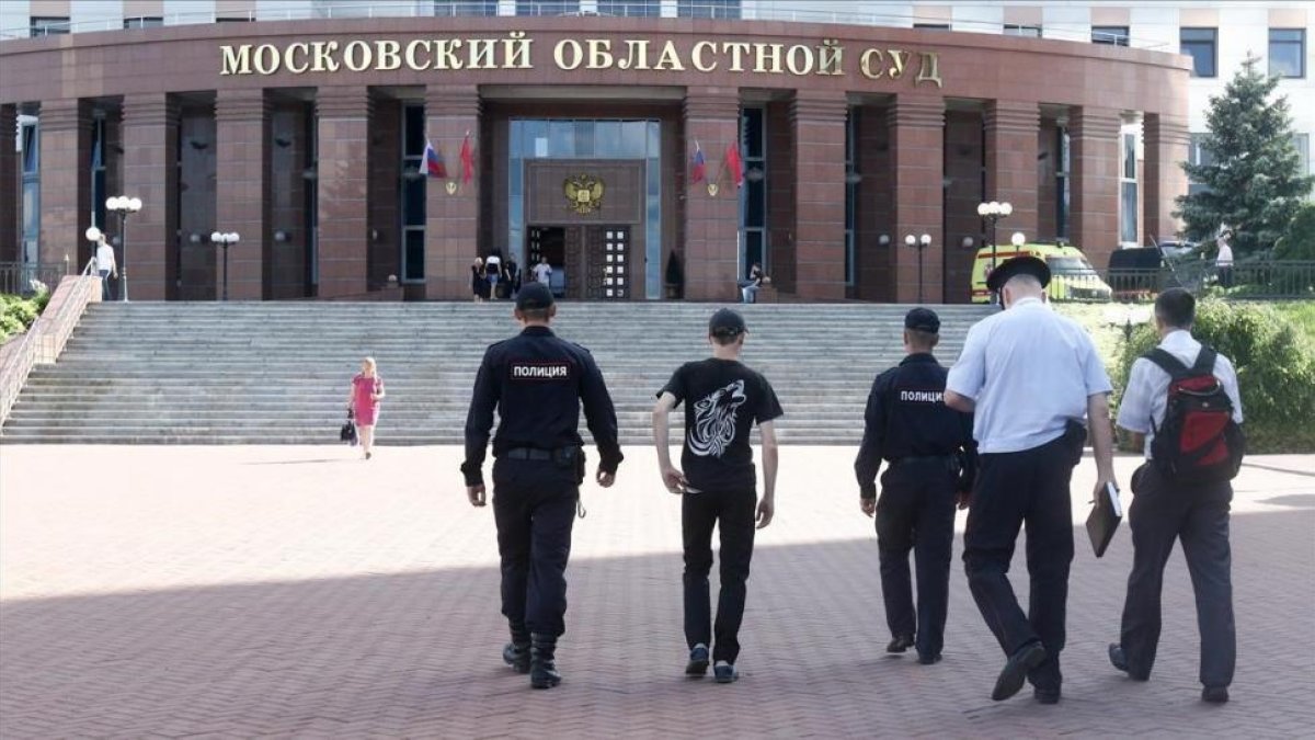 Varios policías caminan hacia el edificio de los juzgados donde de ha registrado el tiroteo.-AP / ANDREY NIKERICHEV