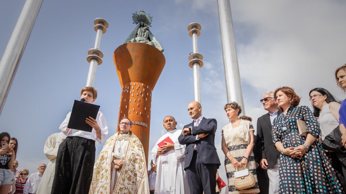 Ágreda estrenó este domingo el nuevo monumento a la <strong>Virgen de los Milagros</strong></a>, ubicado en el cerro de la Coronación. El obispo,Abilio Martínez Varea, y representantes de los muchos pueblos que tienen devoción a esta advocación se dieron cita para el evento. Estas son las imágenes de la jornada.