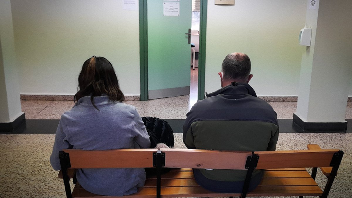 Pacientes esperando en un Centro de salud - MARIO TEJEDOR