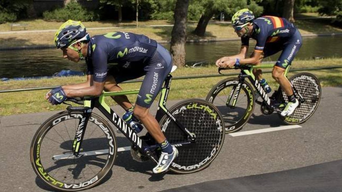 Nairo Quintana y Alejandro Valverde se preparan para la contrarreloj inicial del Tour, en Utrecht.-Foto: AFP / ERIC FEFERBERG
